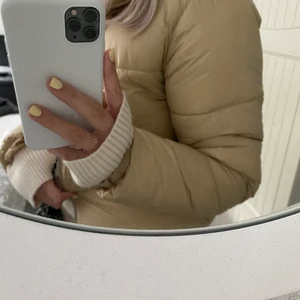 Puff jacka - Beige gulish färgad puff jacka som jag köpte förra vintern, skriv till mig vid intresse eller för flera bilder💗 Priset går att diskutera