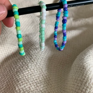 Armband - Armband i olika färger💙💚💜Designa ditt egna armband i dom färgerna du gillar bäst😍Fri frakt på beställningar över  80kr📦 följ oss på instagram där vi har mer information em_smycken