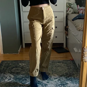Byxor - Beiga byxor med mycket detaljer och fickor. Köpta från topshop i london 
