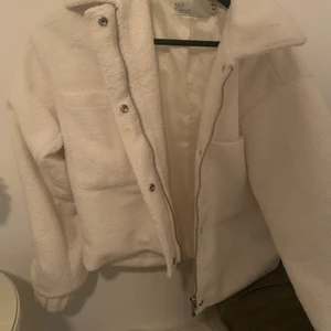 Jacka  - En fin vit jacka, använd fåtal gånger. Passar mig som är 1,73 cm!