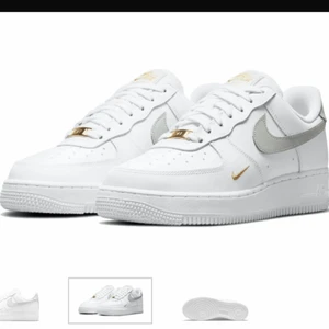 Nike air force 1 - Helt clean vita nya nike airforce med grå & guld detaljer! Säljer pga för liten storlek! Dom är sprillans nya i nytt sick ❤️‍🔥  vill informera er om att skorna är en aning mindre i storleken då jag som vanligtvis har storlek 38 i skor ej kunde ha dom!