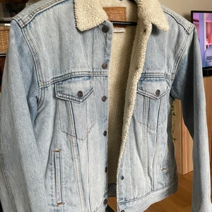Levi’s jeansjacka strl S - Levi’s jeansjacka strl S, mycket bra skick!! Nypris 1495 kr