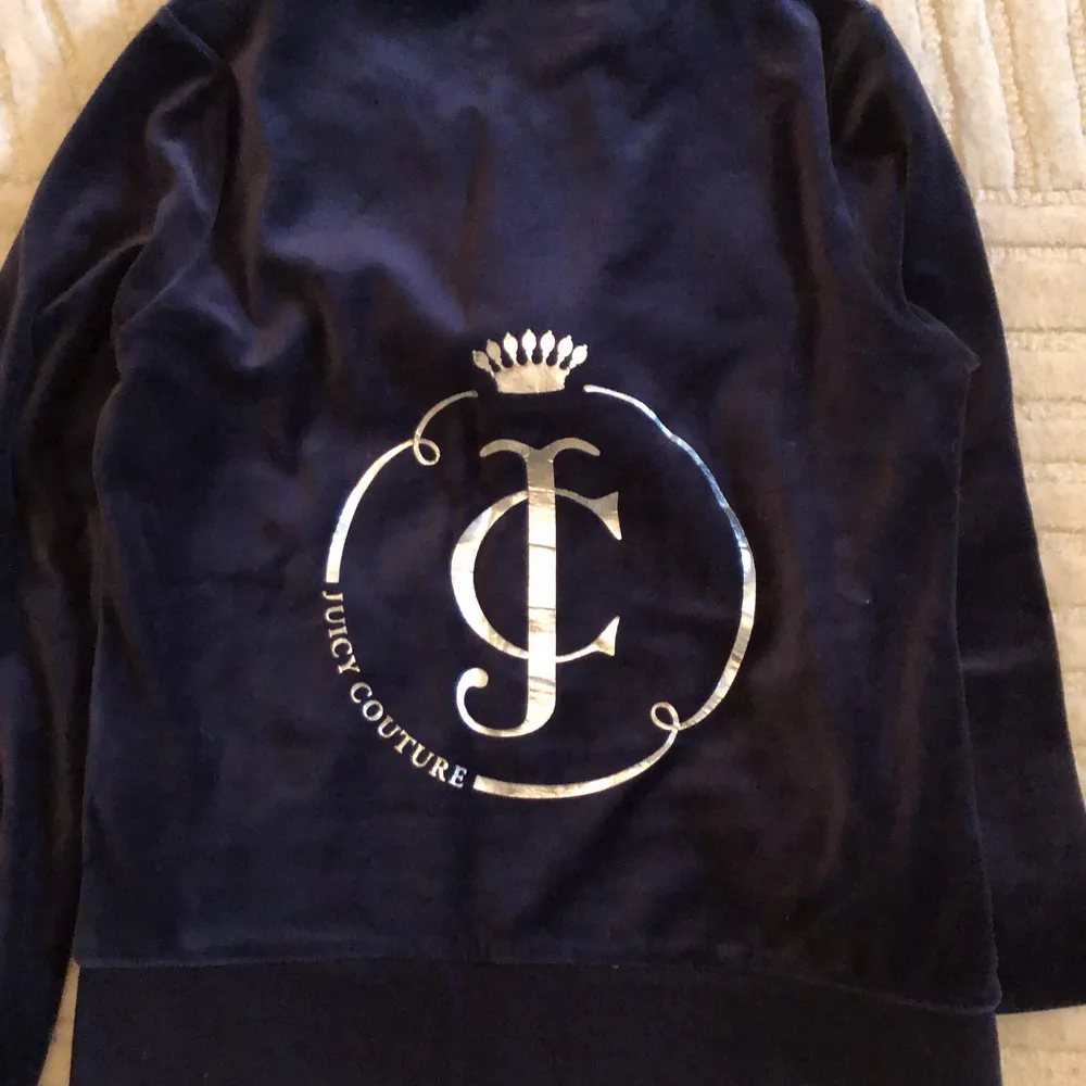 Superfin marinblå hoodie från Juicy Couture köpt i LA. Knappt använd då jag gått upp i vikt o ej kan ha small längre😌 säljer den nu till ny ägare så den kommer till användning! . Hoodies.