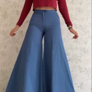 VIDA byxor - Helt unika byxor som tyvärr är för små! De har ett mindre hål vid gylfen men i övrigt i fantastiskt skick. Köpta second hand