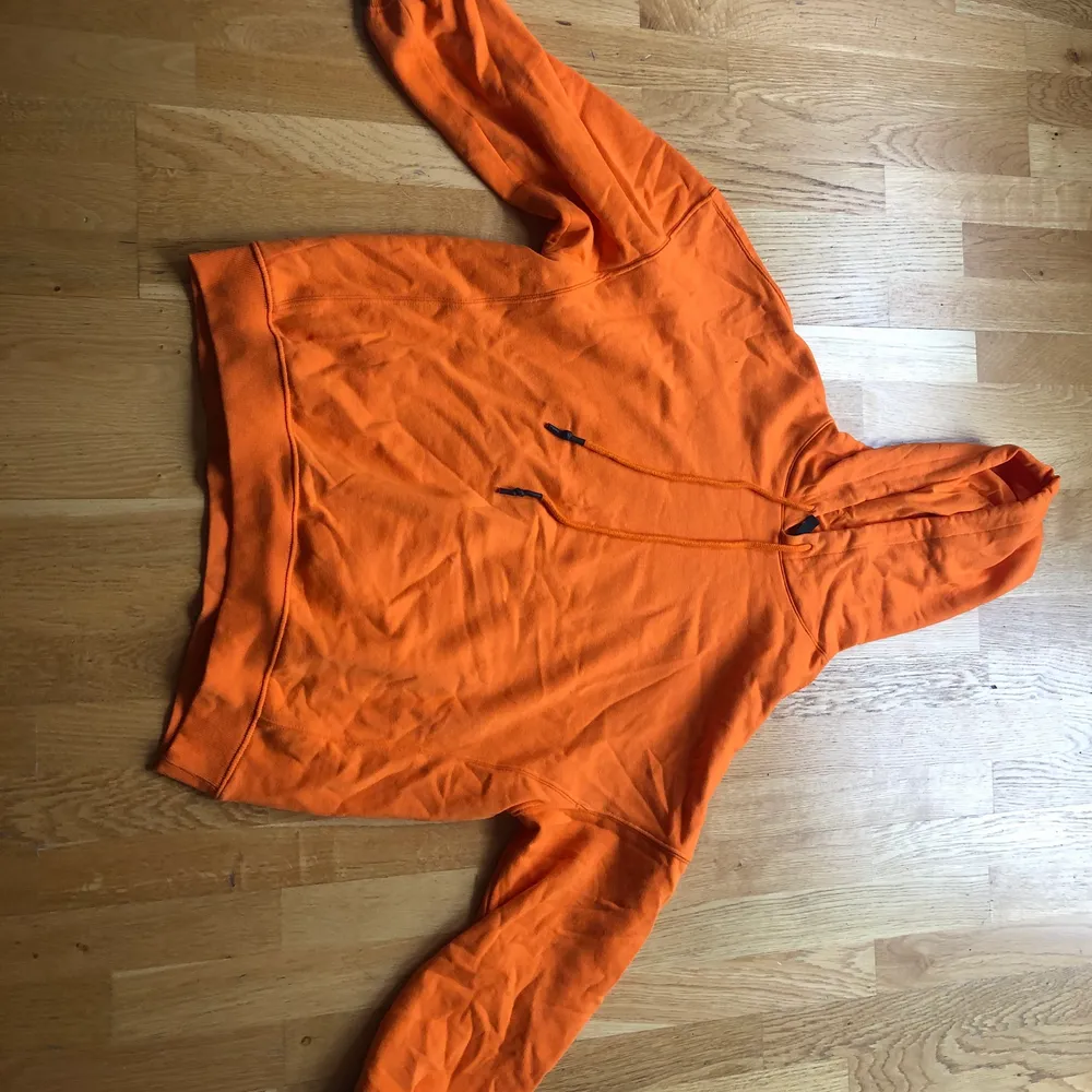 Använd fåtal gånger! Orange hoodie från H&M i strl s men den är oversize.. Hoodies.