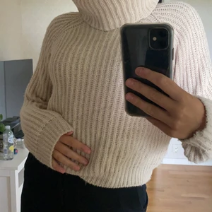 Stickad tröja - Mysig polo tröja ifrån Kappahl i storlek 146/152. Säljer då den börjar bli lite liten för mig. Använt ganska mycket men är fortfarande i fint skick💕💕