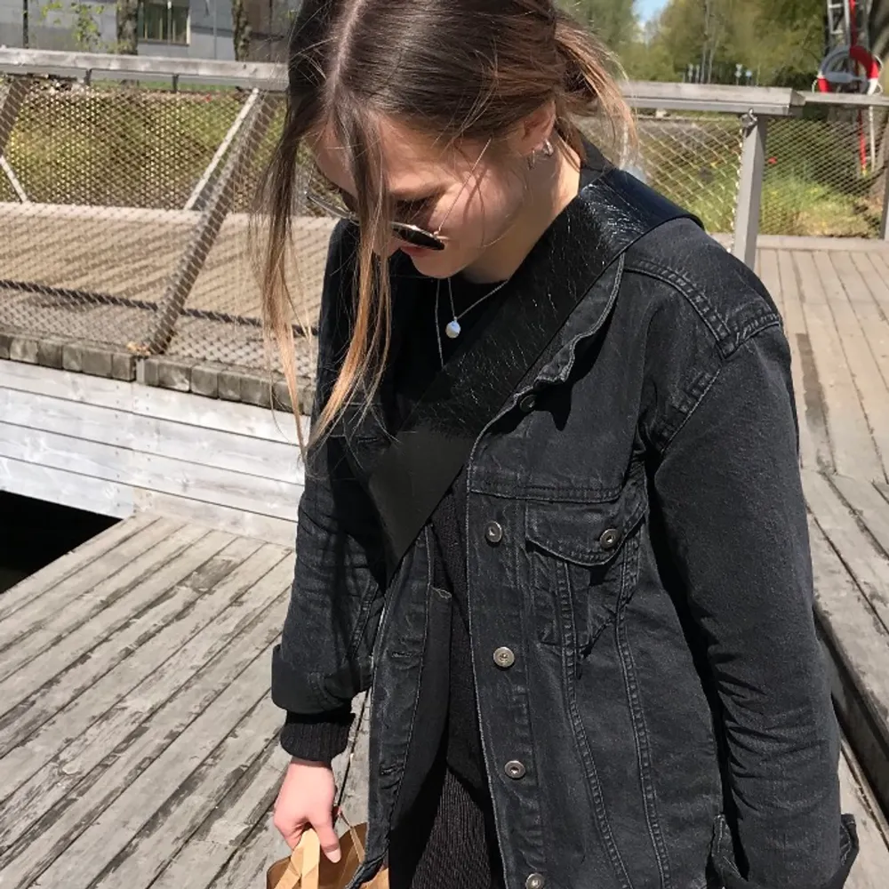 Jag säljer min svarta/gråa lite oversized jeansjacka. Den är från lager 157 men finns ej kvar i sortimentet. Storlek M! 💖. Jackor.