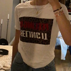 T-shirt - ITRESSEKOLL ⚡️⚡️ Funderar på att sälja denna t-shirt med tryck på. Bara använd ett fåtal gånger men är osäker på om jag ska sälja då jag gillar t-shirtar med tryck 💕 Skriv om ni har frågor eller om ni är intresserade:)