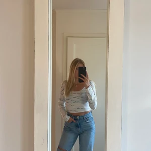 NA-KD - Långärmad tunn topp (croppad) från NA-KD. I storlek M , köparen står för frakten 