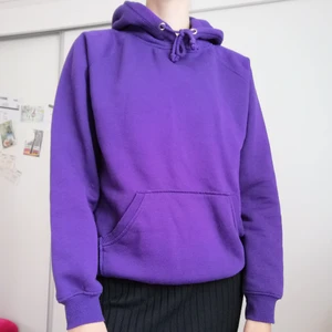 Lila hoodie från BikBok  - En mörklila hoodie från BikBok, storlek XS. Färgen ser fläckig ut på bilden men den är heljämnt lila i verkligheten! Lite nopprig men går att åtgärda själv hemma. 