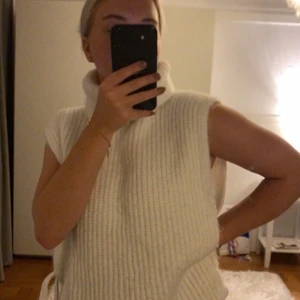 VÄST FRÅN ZARA - Skön väst från Lindex med rosetter på vardera sida som så man kan välja själv hur man vill att den ska sitta🤍  Västen är ONE-SIZE och finns ej kvar på deras hemsida 🤍 jättefin krage och färg på västen och den ger verkligen en myskänsla.  Är knappt använd så jag inte tycker om krage på tröjor överlag men annars är den jättefin💕  Köptes för 399kr tror jag men säljer nu för 100kr + frakt