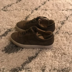 Axel Arigato sneakers - Sneakers i oliv/militär-grön mocka, använda men i bra skick. Pris exkl. frakt!