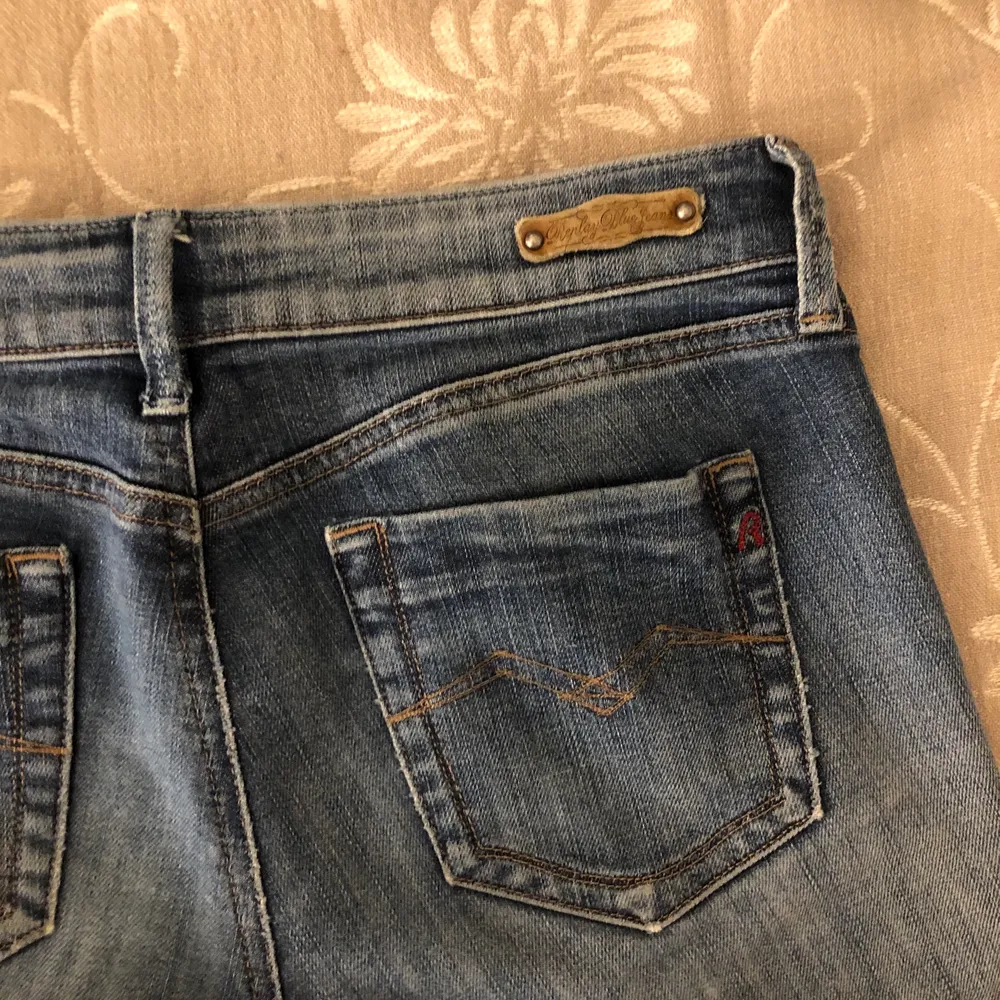 Trendiga lågmidjade blå jeans med slitningar på knäna. Små detaljer så som replat märket fram. Gammal modell. 🧡 Skulle säga att de passar xs-s. Pris diskuteras kom privat, köparen står för frakt🧡 säljer för att de används för lite. . Jeans & Byxor.