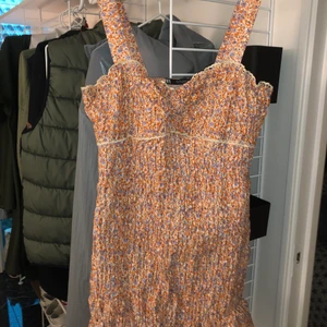 Zara klänning - Säljer denna underbara klänning ifrån Zara. Endast använd en gång, topp skick helt enkelt! Hör av er för mer information och bilder. Köparen står för frakt 😆🤜