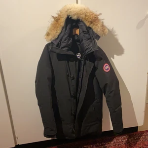 Canada goose jacka -  canada goose jacka för män i storlek S, finns skador på jackan (som inte är så synliga) som jag kan skicka bild på privat till den som vill, därav låga priset