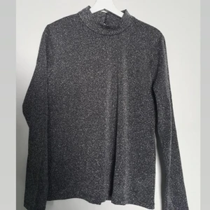 Glittrig blus  - Aldrig använd 