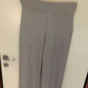 Bikbok fest byxor Storlek M  - Inte så långa som dom ser ut , använd men bra skick silver glitter färg, stretch material 