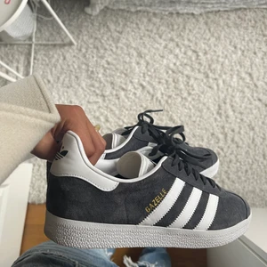 Adidas gazelle  - Säljer mina älskade adidas Gazelle sneakers. Har aldrig använt dom utan bara testat. Har haft dom hemma jättelänge men kommer inte till användning :( Storlek 41 1/3 men passar 41 utan problem💕💕 Frakt tillkommer på 66kr
