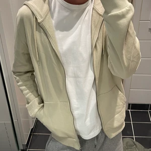 Huvtröja - Beige ziphoodie i storlek xs! Aldrig använd! 