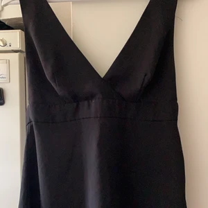 Topp men öppen rygg storlek 36  - Väldigt fin topp men öppen rygg 