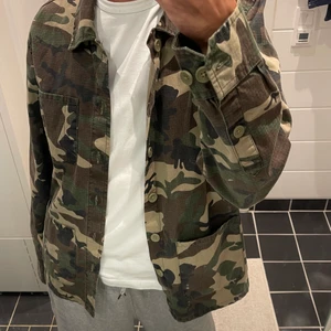 Camoflagejacka - Säljer denna jackan i storlek S! Skulle säga att jackan är unisex 