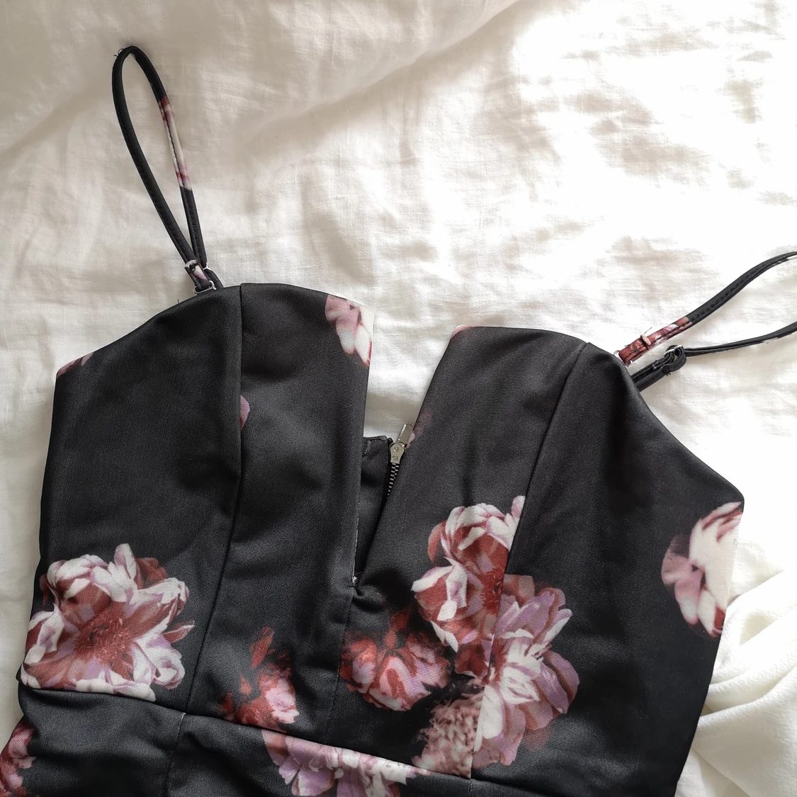 Blommig bandeauklänning med avtagbara band  - 91