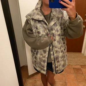 ASOS väst - ASOS väst i ormskinns material! Oversized