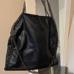 Stella mccartney väska - Säljer nu min älskade stella mccartney falabella LIKNANDE väska i  fold-over modell! Fint skick i äkta läder. Buda i kommentarerna/privat pga. många intresserade, avslutas i slutet av veckan! Fraktar eller möts upp i Stockholm💕 bud på 950kr!