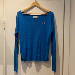 Blå långärmad tröja från Hollister i storlek S.