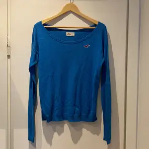 Blå långärmad tröja från Hollister i storlek S.