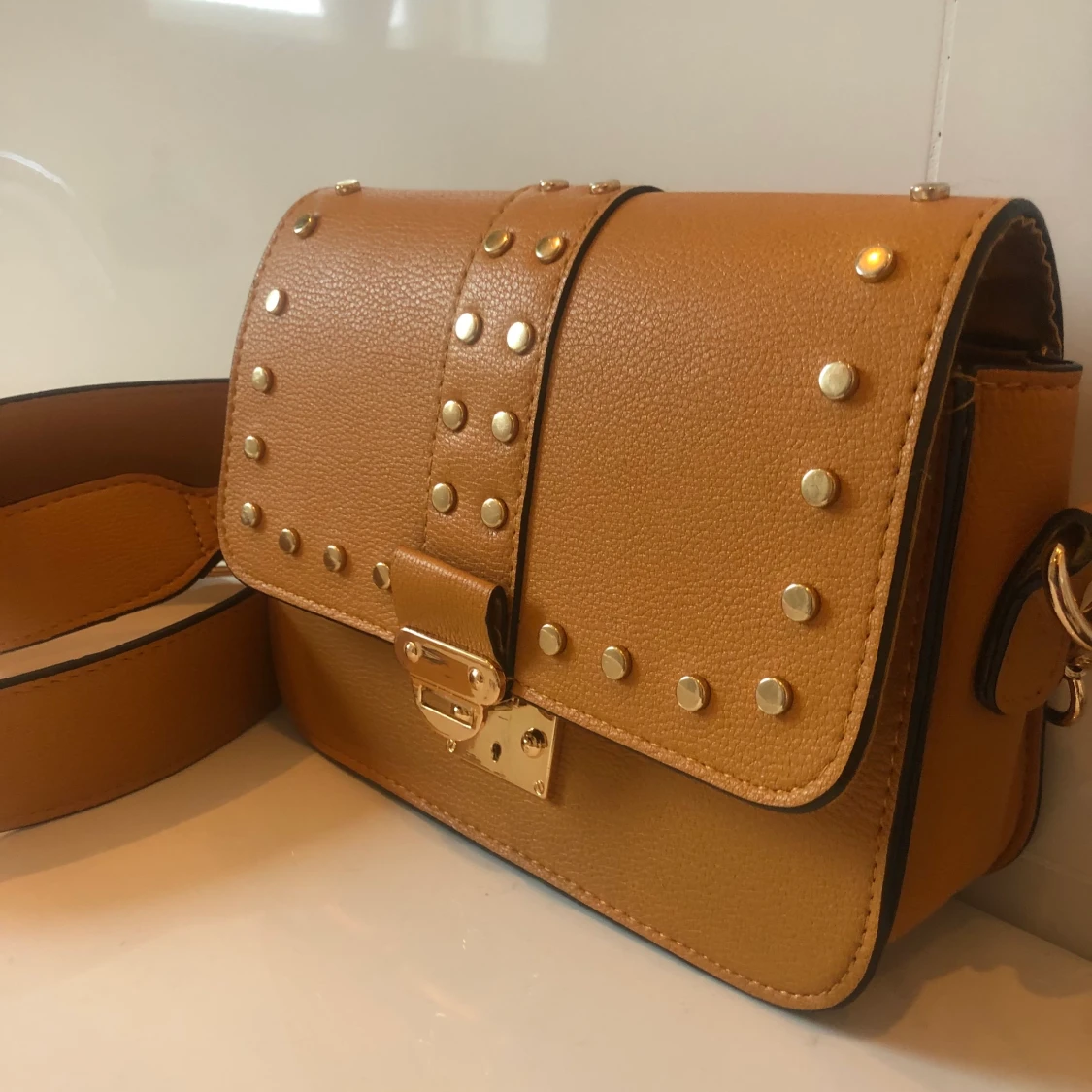 Väska i senapsgul färg - 91