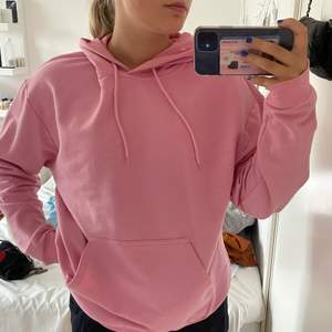 härlig hoodie i rosa fin färg. säljer då en inte kommer till användning längre. den är köpt på en butik i USA o kommer från märket STAY. 160kr inklusive frakt💕
