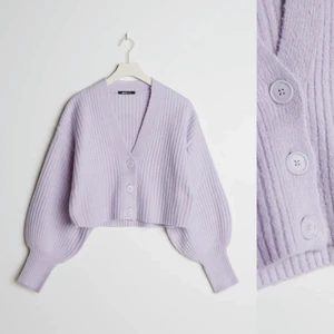 Lila stickad kofta strl. S - Lila stickad kofta med knappar, från Gina tricot i storlek S. Väldigt bra skick då jag använt den 1 gång. Köptes för 349kr och säljer för 120kr + frakt.