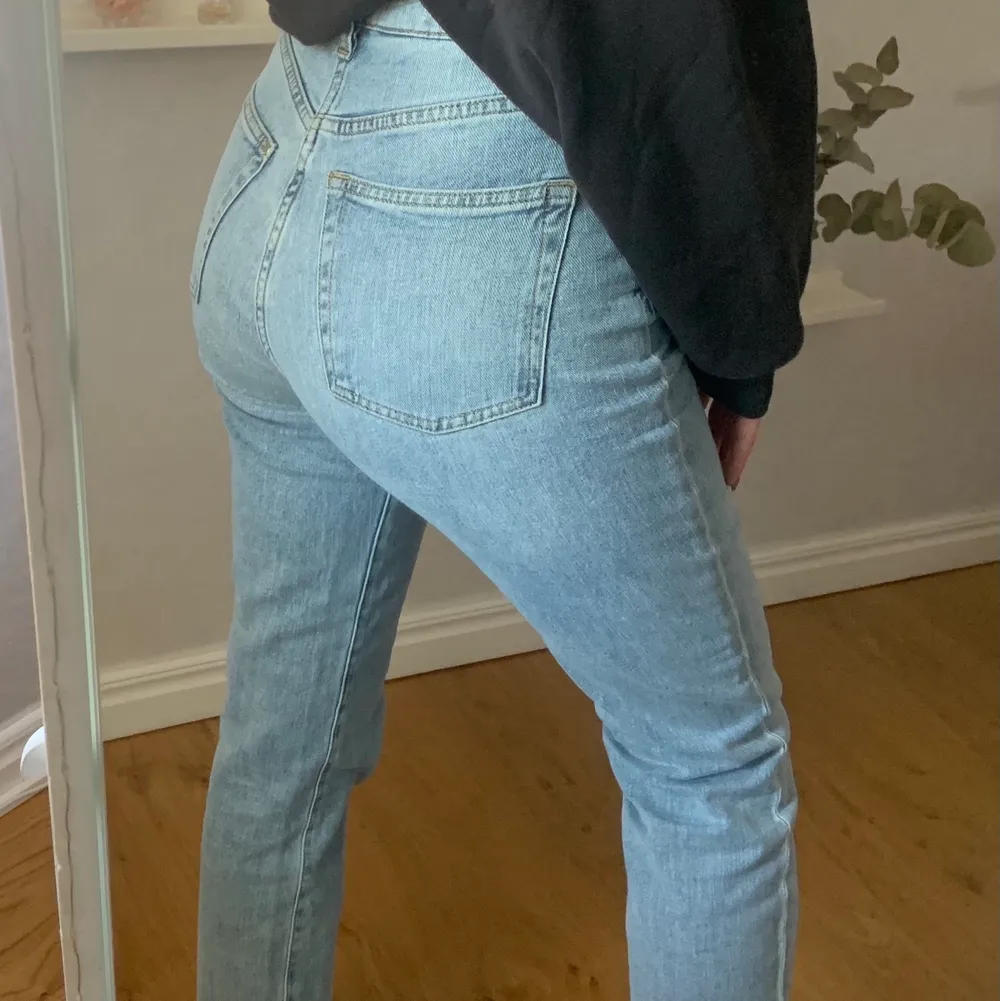 Jättefina blåa mom jeans i nyskick!. Jeans & Byxor.