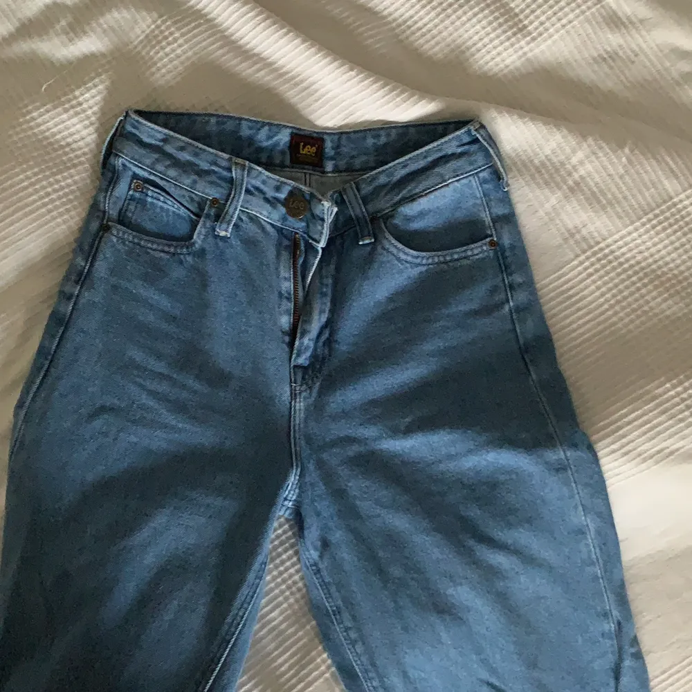 Jag säljer mina lee jeans pågrund av att dom sitter lite för tajt och är även lite korta på mig! Byxorna är nästan aldrig använda och är i fint skick🥰. Jeans & Byxor.