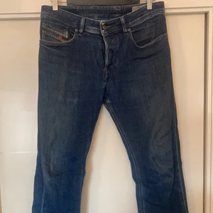 Diesel-Jeans Waykeemodell - Sköna Dieseljeans ”waykee”.                                             Traditionell mörkblå jeansfärg, bra skick.                         Storlek 31 x 32