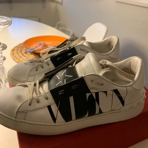 Unika valentino sneakers! - Valentino sneakers i storlek EU 40. Dom är svåra att få tag på, limited edition. Köptes på My theresa i april, och är mycket sparsamt använda, slutsåld där. Nypris 5000kr.  Skon Ligger ute för över 9000kr nu i efterhand på farfetch.  Kvitto box och extra snören finns kvar. Enda stället man ser att dom är använda är vid hälen på skon, där lite färg ”nötts” bort. Men syns inte alls vid användning, och annars i exemplariskt skick. Jag har normalt 39-40, dessa passar.