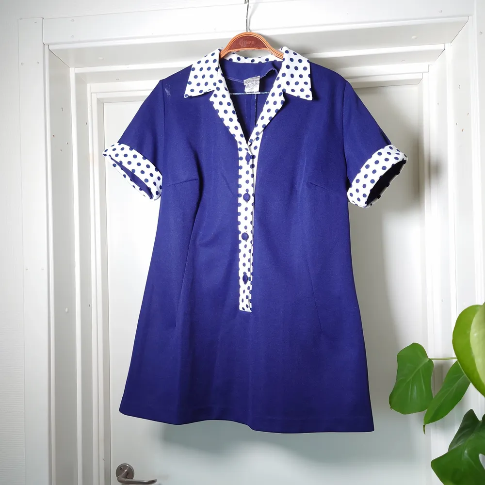 Mörkblå vintageklänning med fina detaljer. Lite kortare modell! Superfin. Bör passa en M🍒. Klänningar.