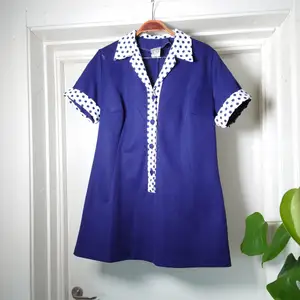Mörkblå vintageklänning med fina detaljer. Lite kortare modell! Superfin. Bör passa en M🍒