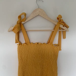 Linne😊 - Jag säljer detta linne från Gina Tricot då de inte riktigt är i min stil. Storlek L (liten i storleken) och använd ett par fåtal gånger. Kan mötas upp i Gbg eller skicka (köparen står då för frakten)🥰💕😀