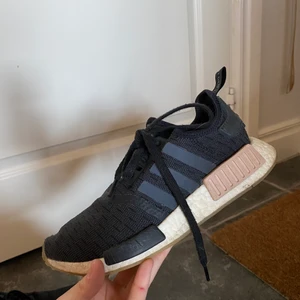 Adidas NMD  - Svart/gråa NMDS i storlek 39 1/3, jag anser denna som en vanlig 39. Riktigt sköna!