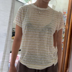 T-shirt &other stories eur 38 - Randig lite genomskinlig tunn t-shirt från &other stories i storlek 38. Supersnygg