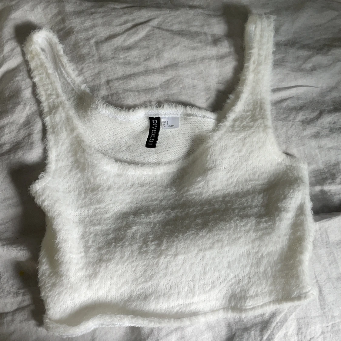 Fluffig vit croptop storlek s - 91