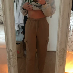 H&m mjukis byxor storlek xs  - Storlek xs men passar också S. Högmidjade, inte använda.