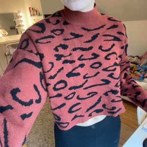 Sweater - Brun croppad stickad tröja från Forever 21 i strl M.