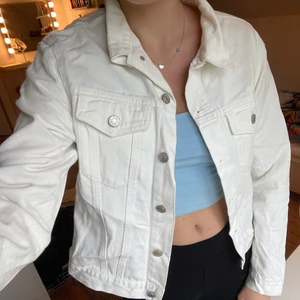Vit jeansjacka - Vit jeansjacka från BikBok i strl S. 