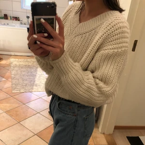 Stickad tröja  - Säljer en stickad vit tröja som är lite V-ringad 💜  Använd några gånger men är i fint skick! 