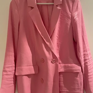 Rosa blazer - Rosa kavaj/blazer från H&M i strl S! Använd en gång, alltså som ny. 