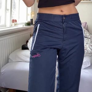 Jättesöta retro träningsbyxor - Dessa är så fina med rosa o vita detaljer, ger lite 80-talet vibe, de har ett litet hål i grenen men byxan är dubbelfodrad så inget syns, men därav det låga priset, jag är 160 och de är lite för korta för mig men inte mycket