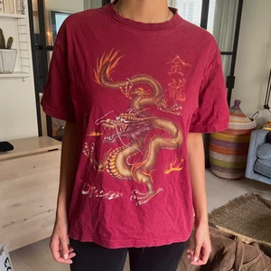 T-shirt med draktryck - En vinröd T-shirt med draktryck! Använd men inga defekter. 🌞